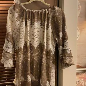 Gorgeous tan and white pattern top. Nice sleeves, great w/ white jeans.